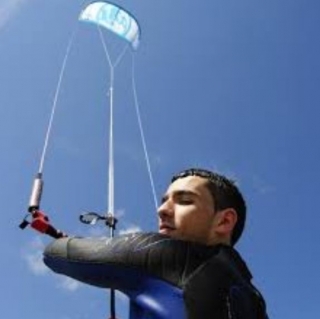 chico de perfil aprendiendo kitesurf